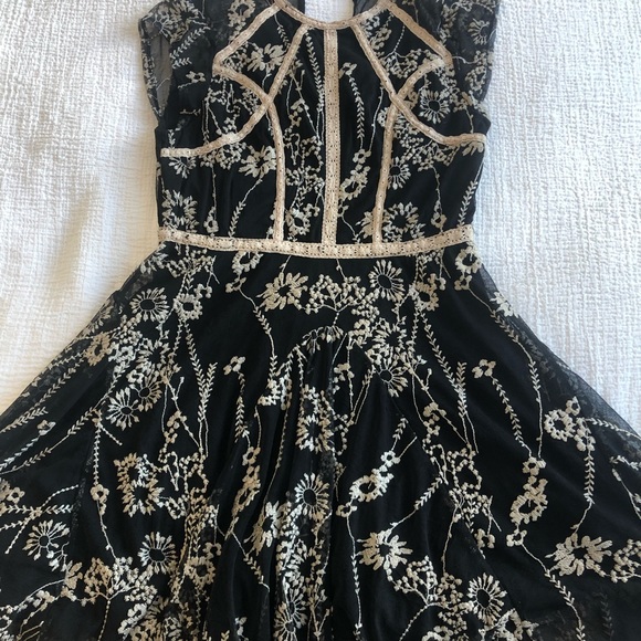 Free People Dresses & Skirts - Free People black and white embroidered floral mini dress